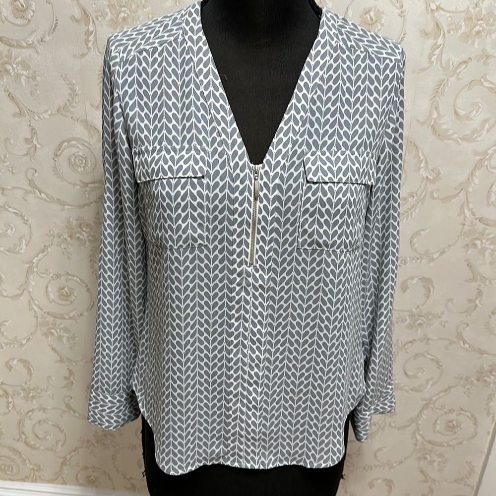 Never Worn Express zip up blouse. Grey and White. Size S